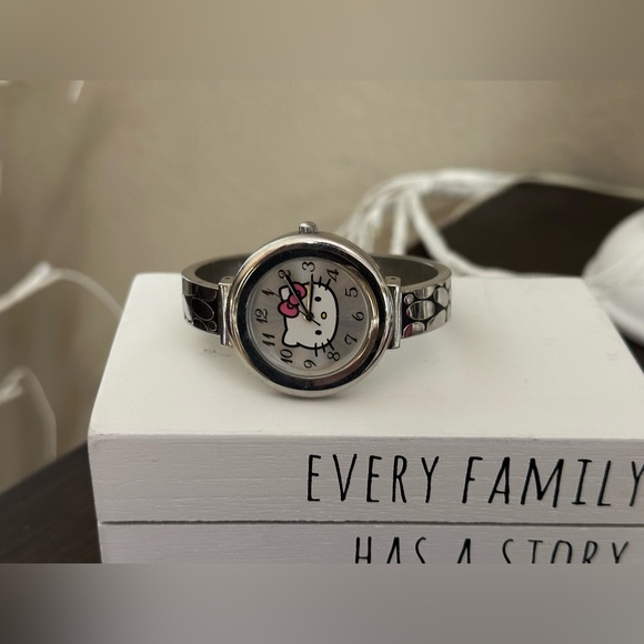 Vintage Hello Kitty Watch - Picture 2 of 10